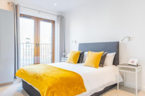 St Albans 2 Bed Luxury City Apartment, 5 mins walk to Train & Allocated Parking